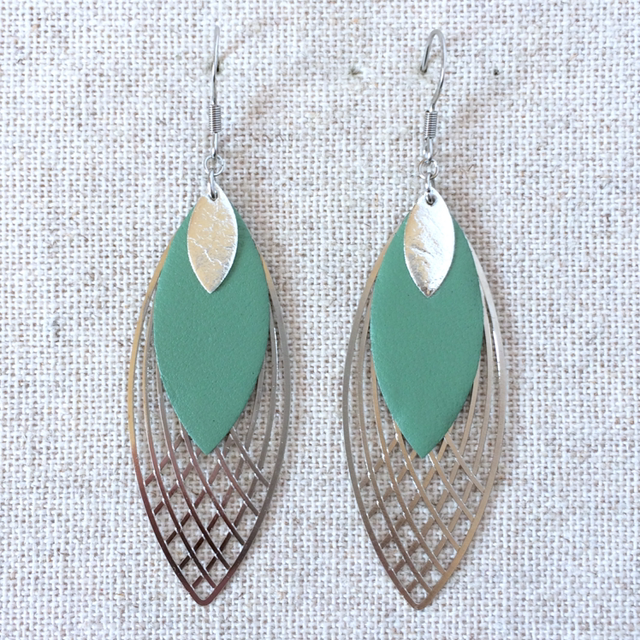 Boucles d’oreilles « Ocarina » argentées, cuir vert lichen
