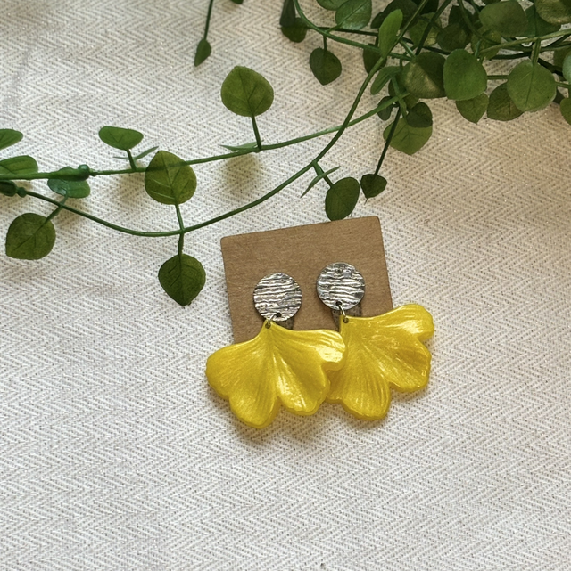 Boucles d’oreilles résine jaunes et argentées 