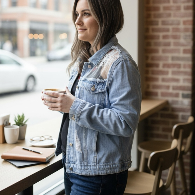 Veste en jean customisée dentelle blanche 38/40
