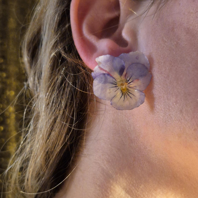  Boucles d’oreilles Pensées – Bijoux floraux faits main en résine brillante