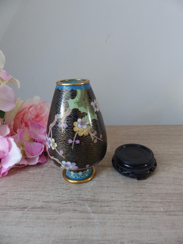 Petit Vase Vintage en Laiton Cloisonné – Motif Fleurs de Cerisier – Style Asiatique sur Socle - Décoration Maison Ambiance Asie