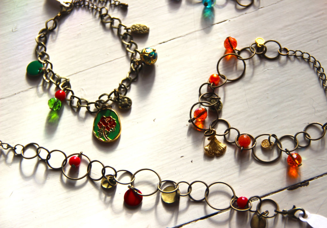 Les bracelets laitons avec breloques (4 modèles)