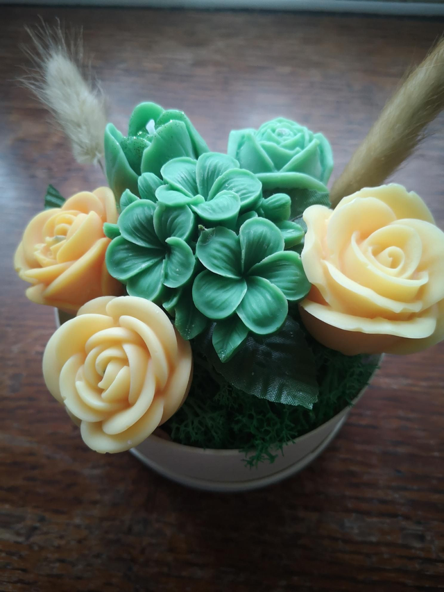 Composition de 6 fleurs, fleurs séchées et mousse 