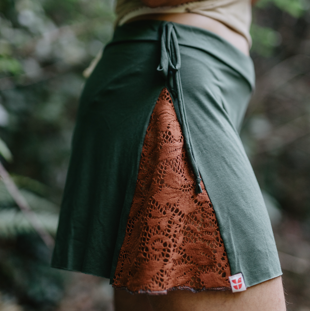 Shorts con volante óxido 