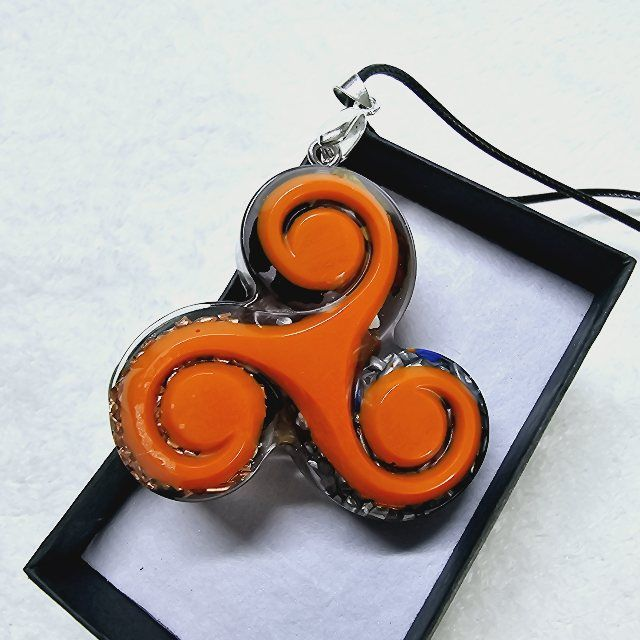 Pendentif orgonite Artpim triskèle orange