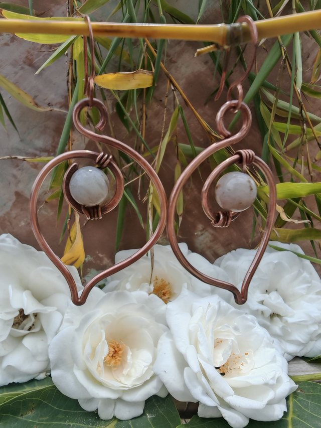 Expression du cœur – Boucles d’oreilles en cuivre nu et corail fossilisé