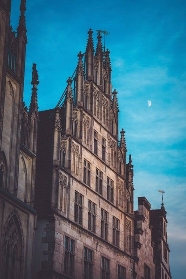 Rathausgiebel mit Mond