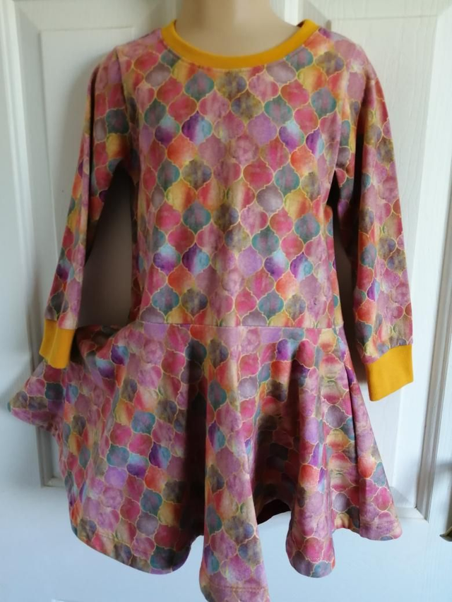 Dress - 3 yrs (98 cm).   Pastel scales