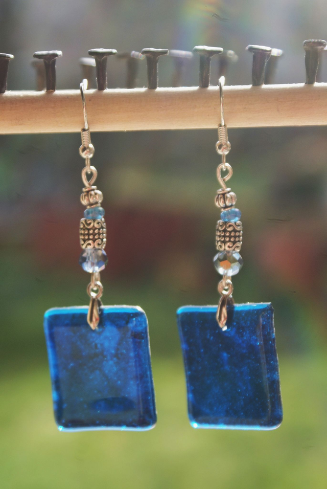 Boucles d&#039;oreilles en verre bleu. 