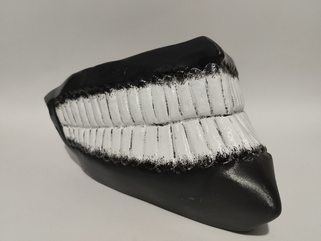 Máscara Estilizada de Personagem Sobrenatural – Inspirada em Anime