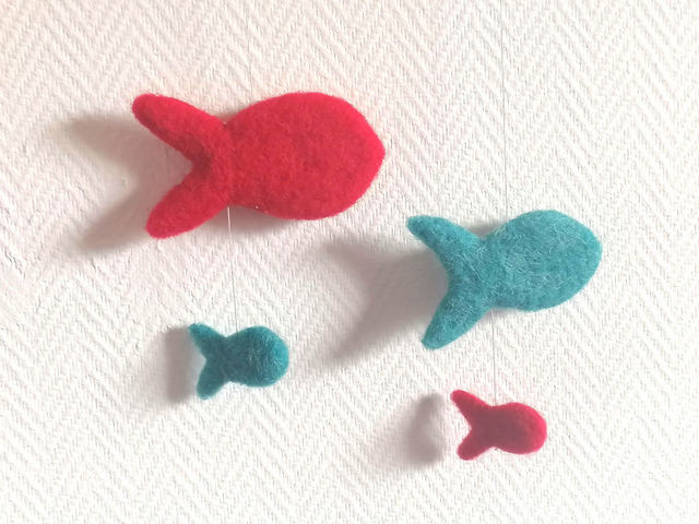 Suspension de poissons en laine feutrée colorée - version mini