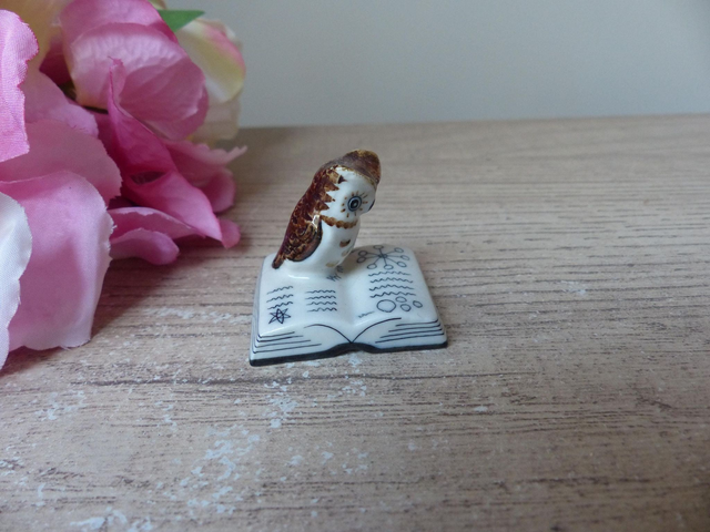 Miniature figurine porcelaine Hibou savant sur livre, Fève Hibou intelligent, connaissance, cadeau étudiant, professeur, rentrée des classes