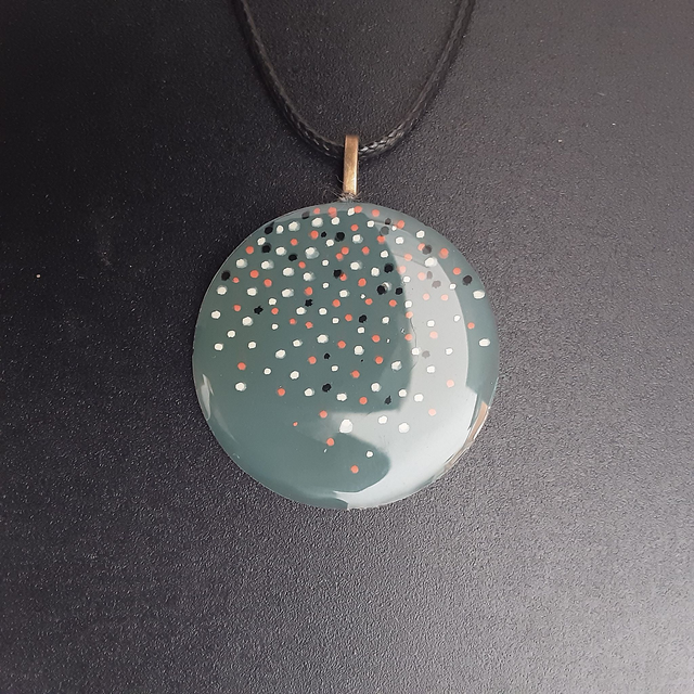 Pendentif rond collection petit point fond gris anthracite et petits points noirs rouges et blancs