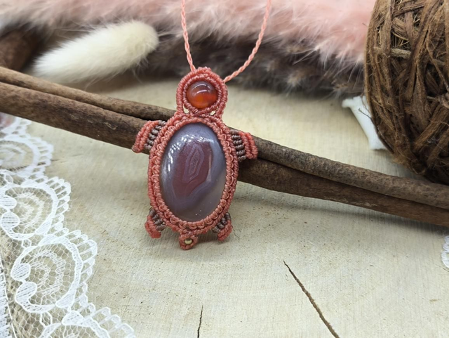 Collier pendentif tortue orange pierre agate du Botswana 