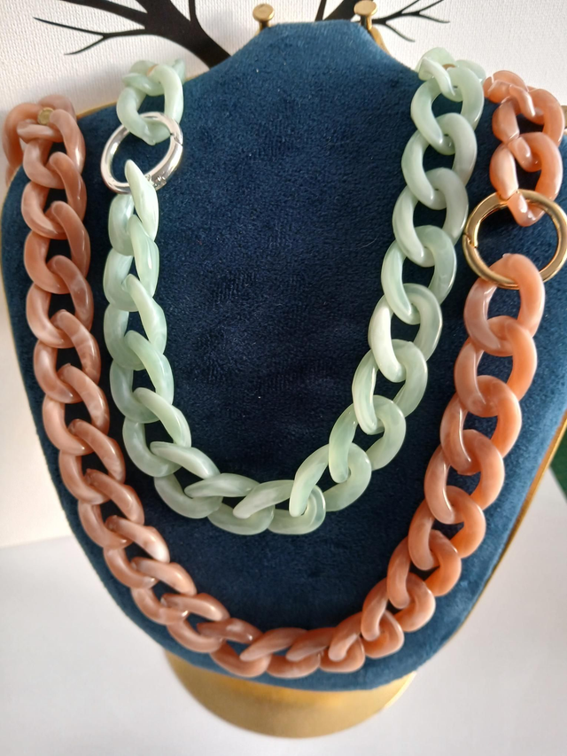 Collier minimaliste acrylique vert mousqueton argenté 