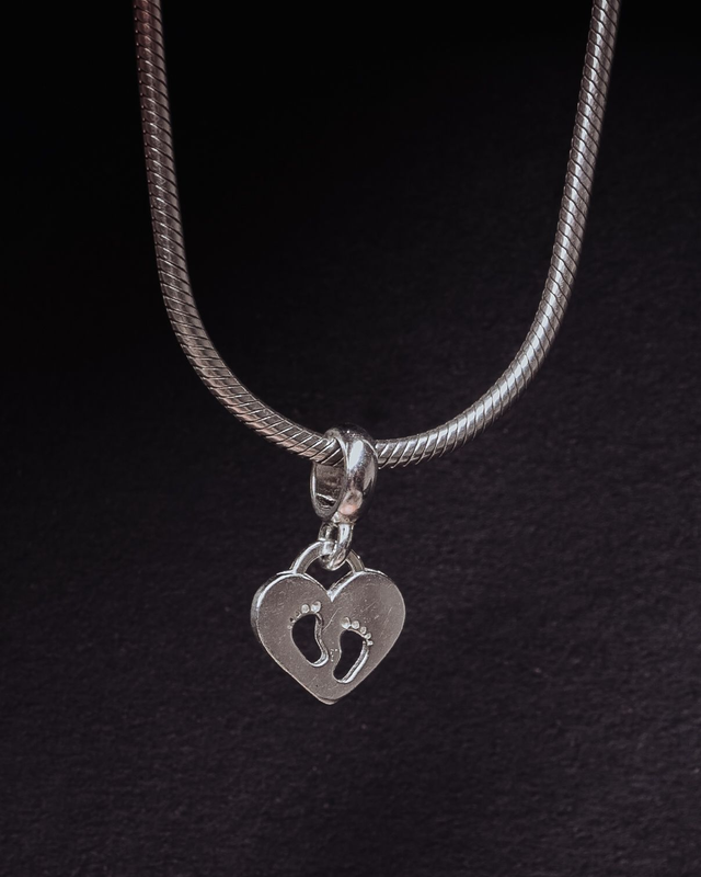 Berloque prata coração pezinhos vazados