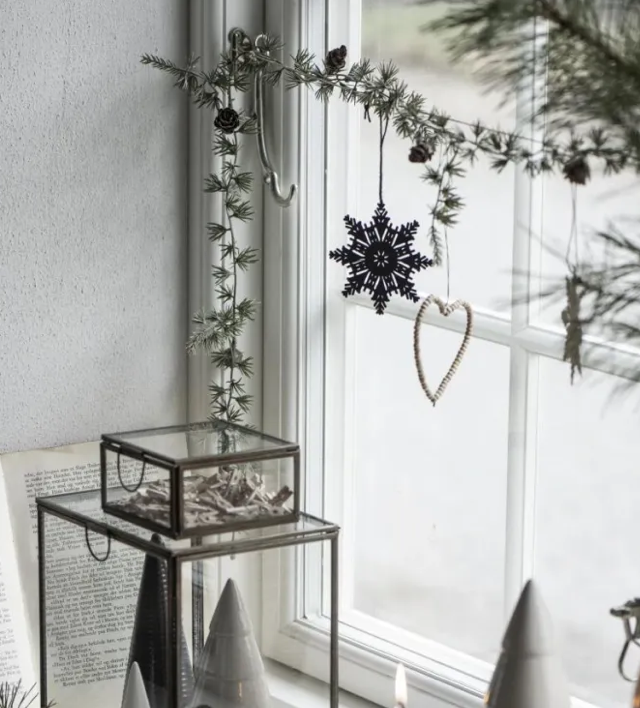 Cedar &amp; Pinecone Garland