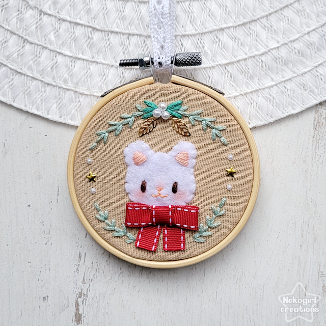 Mini Broderie - Ourson ruban rouge