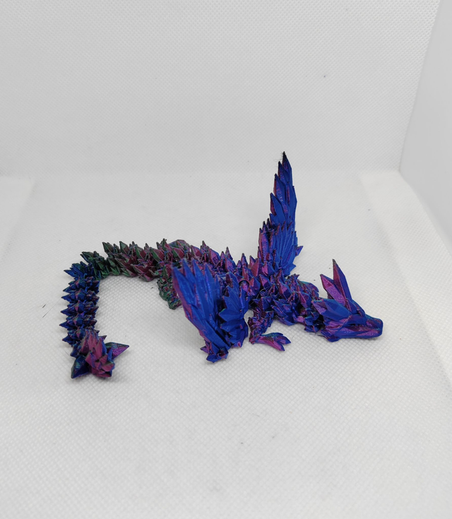 Bébé dragon cristal avec des ailes 