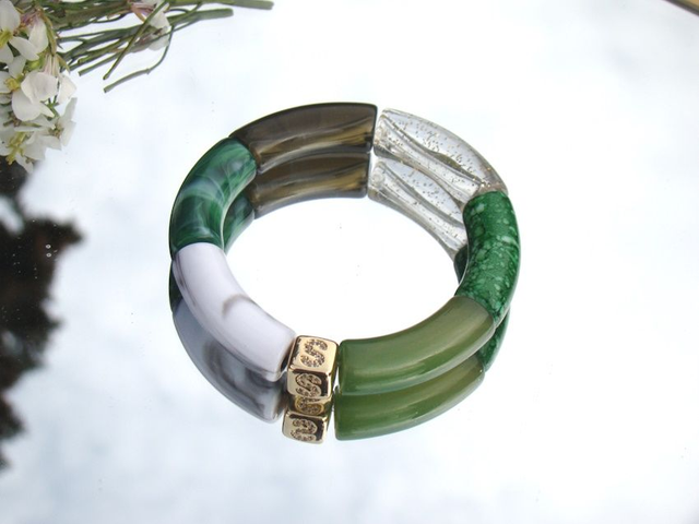 Bracelet perles tubes incurvées acrylique Anjali Panna