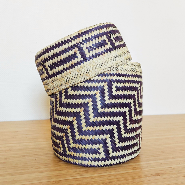 Panier en palme naturelle avec motifs noirs -taille S