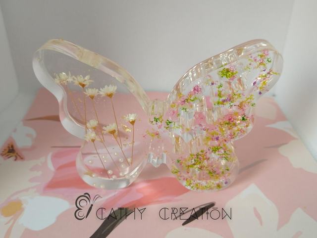 Papillon avec inclusion de fleurs et de perles 