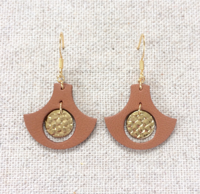 Boucles d’oreilles « Fioritura » dorées, cuir camel