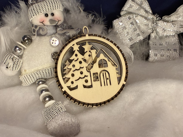 Boules de Noël en bois blanc multicouche – Scènes hivernales (10 modèles au choix)