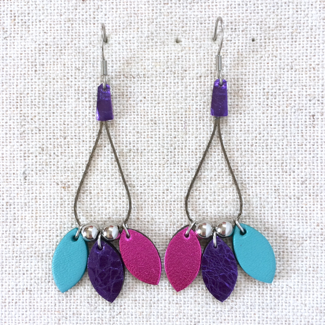 Boucles d’oreilles « Vezzoso » argentées, cuir turquoise vif, violet métallisé et fuchsia métallisé