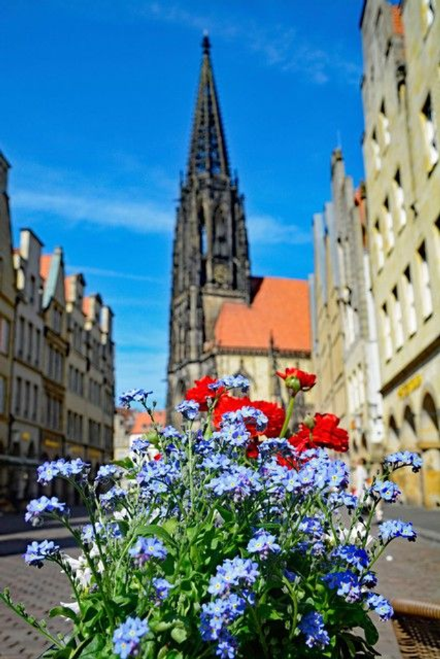 St. Lamberti mit Blumen