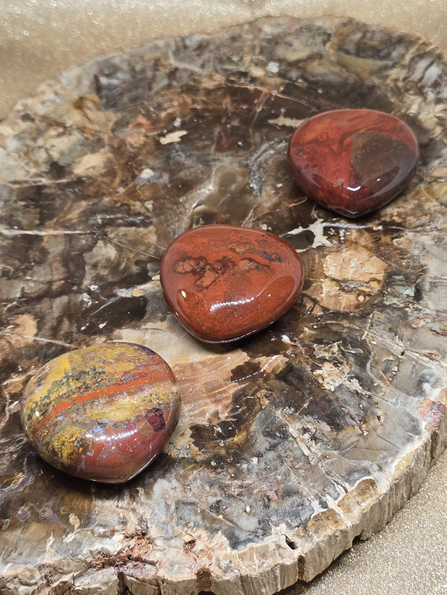 Jaspe Breschia multicolore forme coeur 