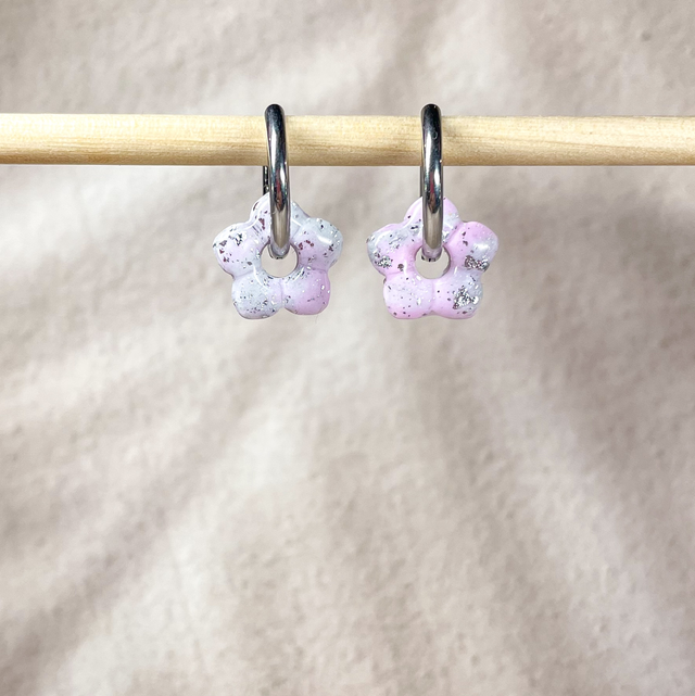 Minis fleurs lila & feuilles d’argent (sans créoles)