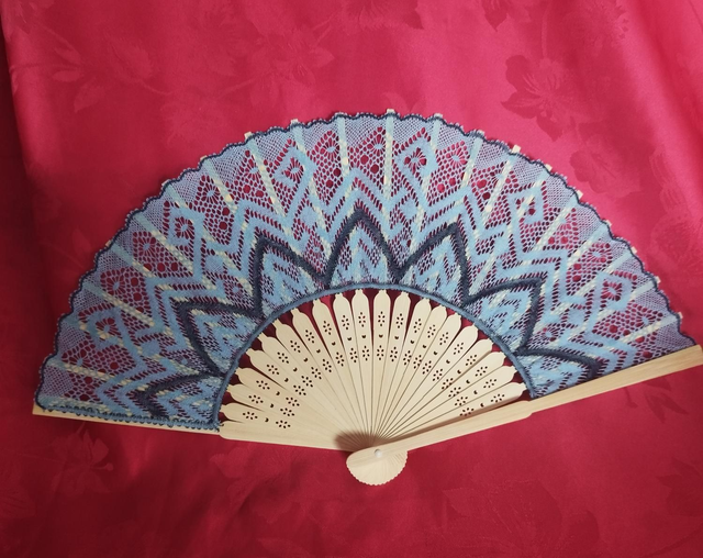 Éventail dentelle bleu et cœur tendre 
