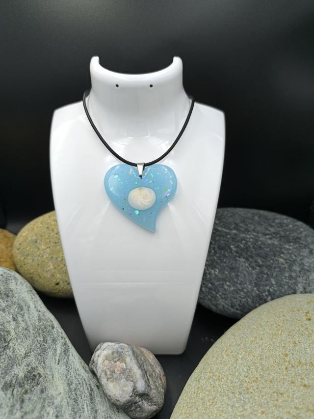 PEN-16 Pendentif gros cœur bleu clair irisé