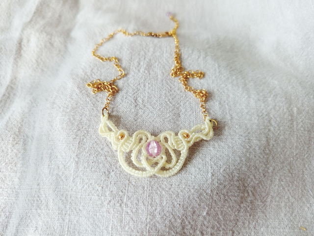 Collier en macramé blanc avec une chaîne
