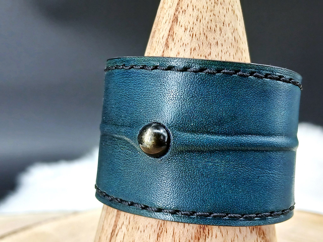 Ceridwen, manchette en cuir et obsidienne dorée