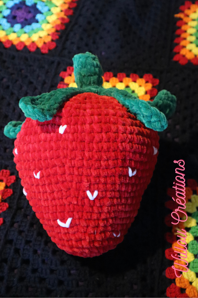 Coussin Fraise géant en laine chenille
