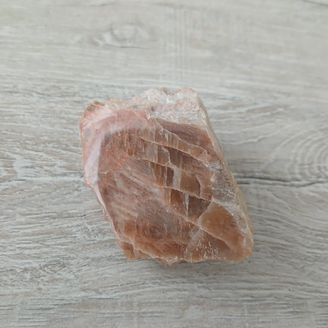 Perzik Maansteen – Vrouwelijke Energie & Zachte Kracht 6,5 x 5 x 3,5 cm  (12.119)