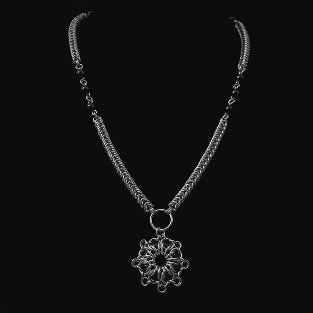 Naszyjnik z Czarnym Kwiatem Chainmaille