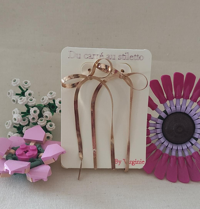 Boucles d&#039;oreilles fantaisie noeud doré 