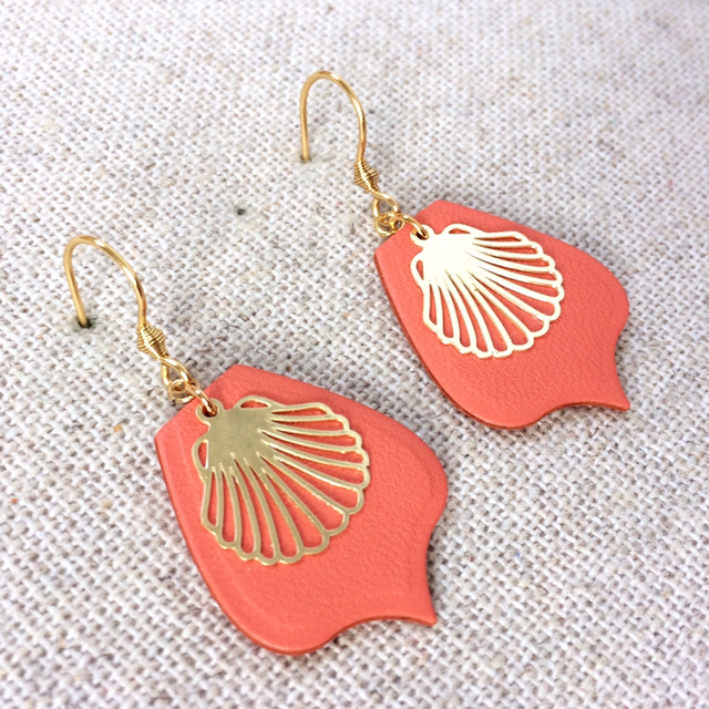 Boucles d’oreilles « Castagnettes » dorées, cuir saumon