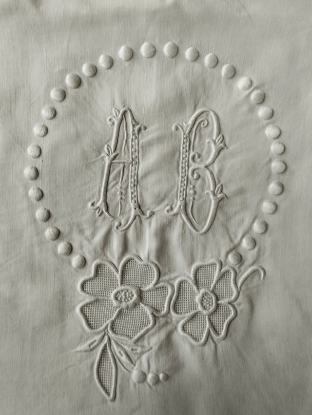 Monogramme AB sur drap en lin plumetis et modtifs floraux