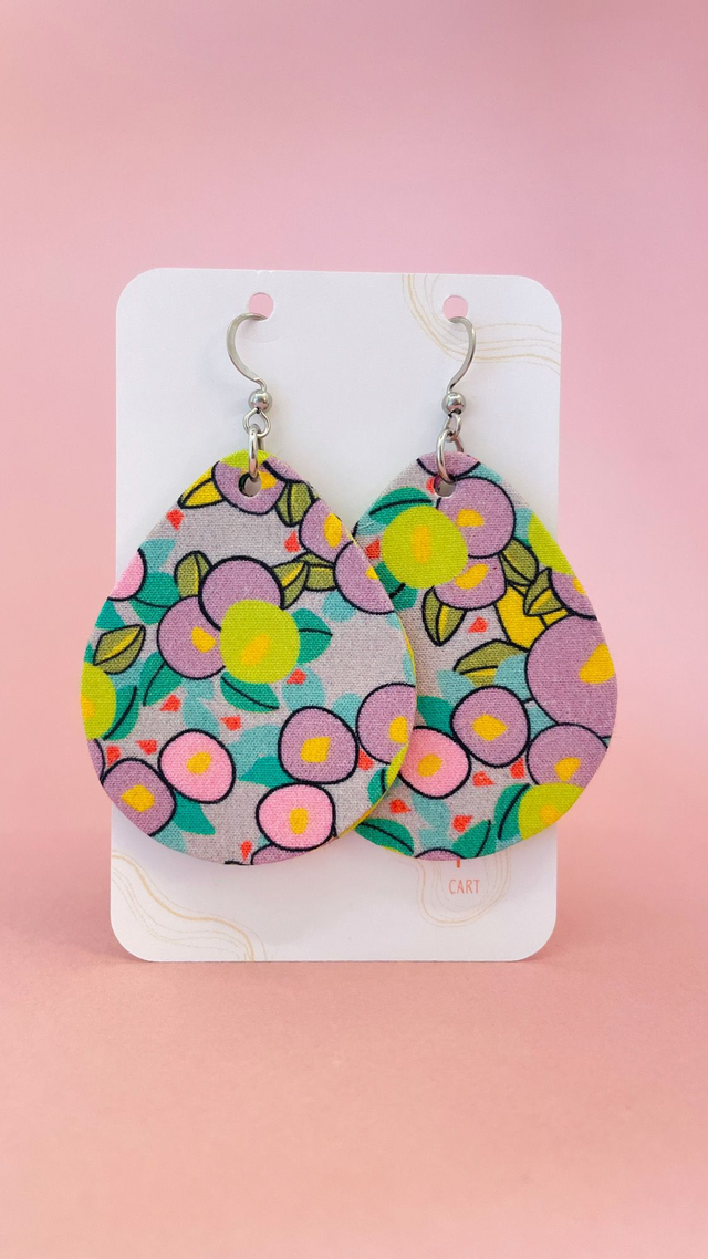 Boucles d'oreilles carton et tissu forme grandes gouttes, collection " rose pop " - fond mauve et motifs fleuris rose, vert et violet