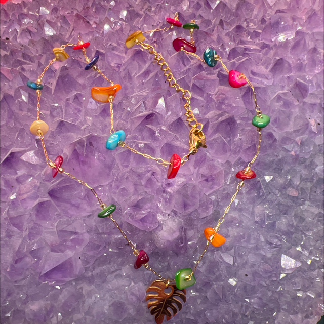 **Collier en Agate Teintée – Couleurs et Élégance**  