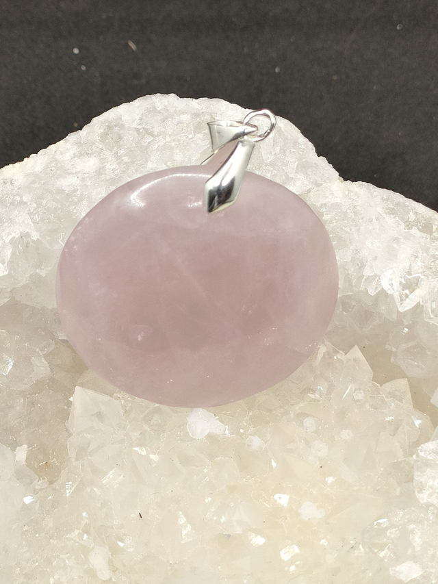 PENDENTIF EN QUARTZ ROSE EN ROND