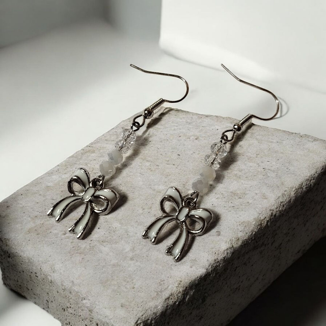 Boucles d&#039;oreilles blanc et argenté