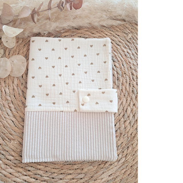 Protège carnet de santé &quot;petits cœurs marrons&quot;