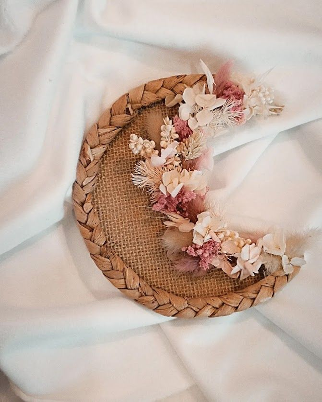 Décoration lune toile de jute fleurs séchées