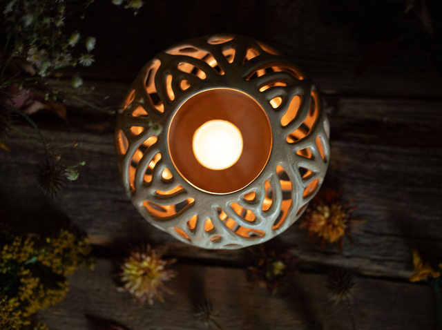 Essential oil burner for aromatherapy