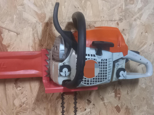 Rangement support mural tronçonneuse